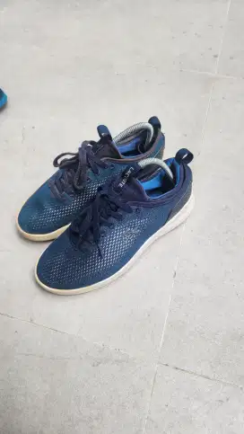 Sepatu sneakers Lacoste size 40