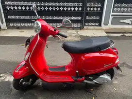 Dijual cepat vespa lx125 iget warna merah low km