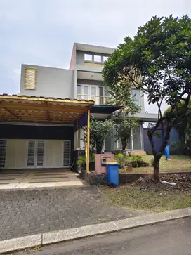 Disewakan Rumah Kota Wisata Cibubur 3 lantai Siap Huni