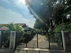 TANAH + RUMAH TUA KLASIK. ASRI DAN STRATEGIS DI KOMPLEK PERUMAHAN
