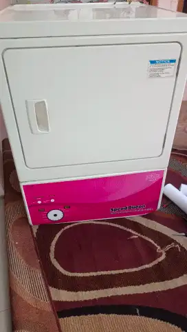 Mesin pengering pakaian .