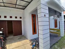 rumah mewah bagus 2 Lt fasilitas kolam renang tengah kota solo