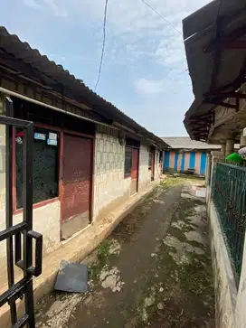 Dijual rumah induk + kontrakan 20 pintu di Pasar Kemis