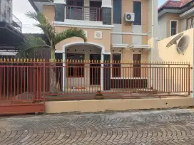 Disewakan rumah 2 lantai istimewa dalam perum dekat UGM