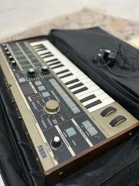 Synthesizer Korg Microkorg Mk1 keyboard