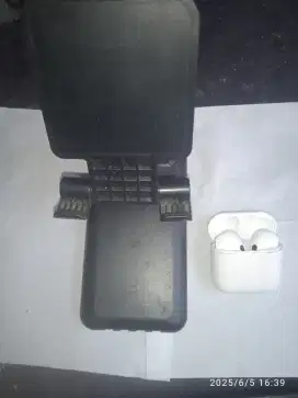 Power bank jadi satu penyangga hp dan handset