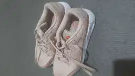 Sepatu nike wanita warna baby pink