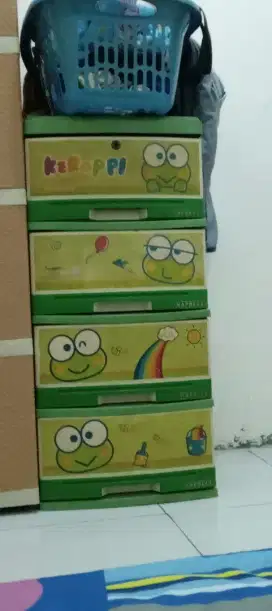 Lemari keropi laci