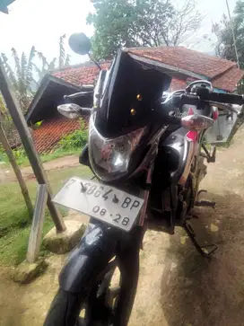 Di jual motor cb150r model hitam tahun 2013 pajak isi kaleng panjang