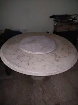 Meja marmer bulat