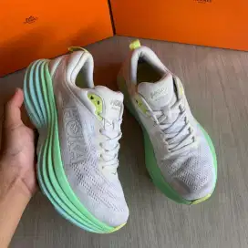 Hoka Bondi 8 running sepatu 41