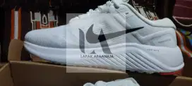 Sepatu running nike skt 24 white