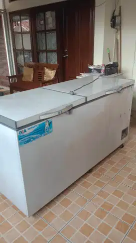 Jual Freezer bekas 607 liter 260 watt merk GEA