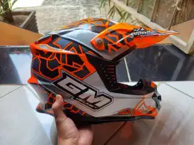 Helm trail merk GM ukuran L
