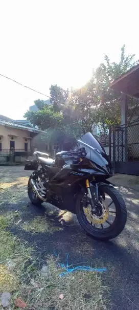 R15 V4 black glossy