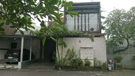 Rumah 2 Lantai di samping kolam renang, Sunset Garden zona Tropical M7