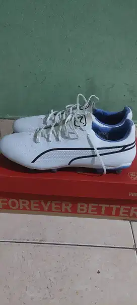 Sepatu bola puma