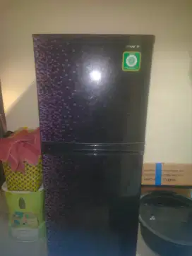 Kulkas Sharp Shine Warna Ungu 2 Pintu