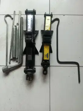 Dongkrak avanza manual