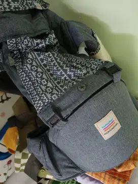 Gendongan bayi depan belakang