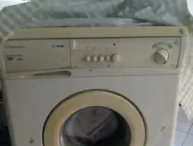 Mesin cuci Electrolux aQuashower 800