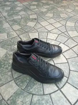 Sepatu pria snakers Prada second size 42