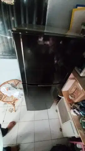 Kulkas thosiba dua pintu