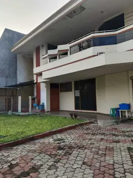 Rumah 5+2 Kamar Tidur dengan pemandangan kota di Surabaya Barat Lux