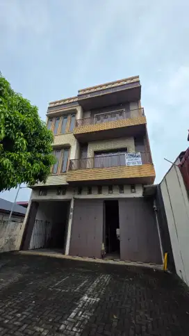 DISEWAKAN RUMAH DAN GUDANG DENGAN UK. TOTAL 600m^2