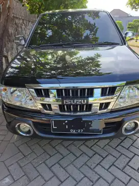 Isuzu panther h touring 2011