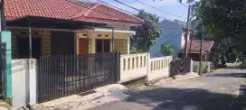 Disewakan rumah tinggal nyaman dan asri.