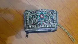Dompet uang dan handphone