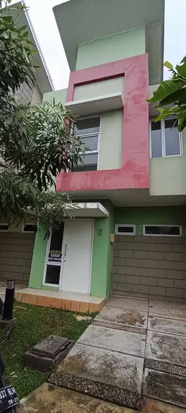 Rumah 2 lt ada AC dekat kolam renang Arcadia Village Disewakan Cepat