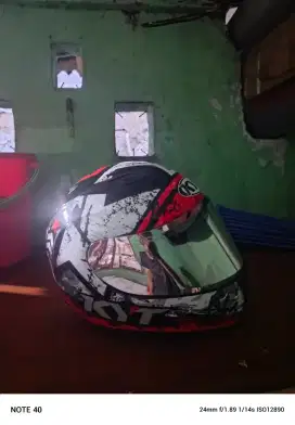 Helm Kyt R10 warna merah