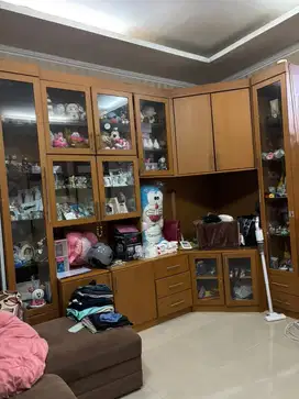 Lemari pajangan