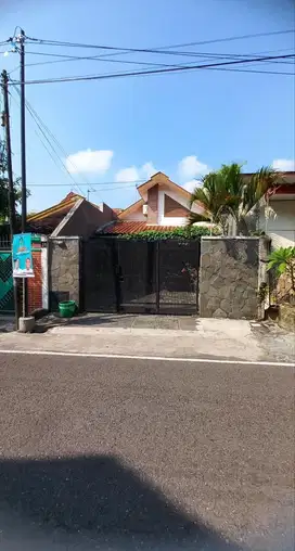 Rumah luas 462m tengah kota area bisnis kratonan Serengan solo