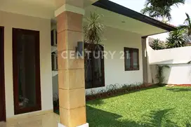 Rumah 1 Lantai Dengan Kolam Renang Disewakan Di Kemang
