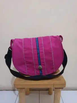 Tas selempang crumpler magenta