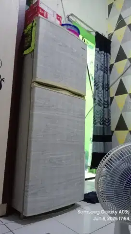 Jual kulkas samsung 2 pintu.apa adanya.