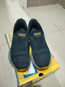 Dijual sepatu olahraga merek Skechers