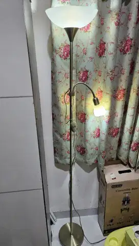 Dijual Cepat! Lampu Tidur Standing 2 Lampu. Bonus Hiasan Bunga Rayung