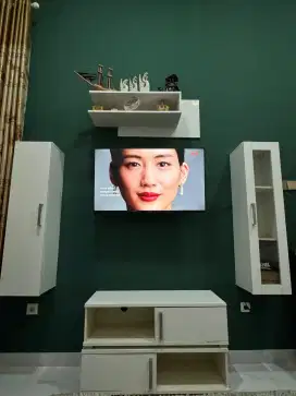 Dijual Cepat! Smart TV 43 inch Merk ChiQ. Bonus 1 set Backdrop TV