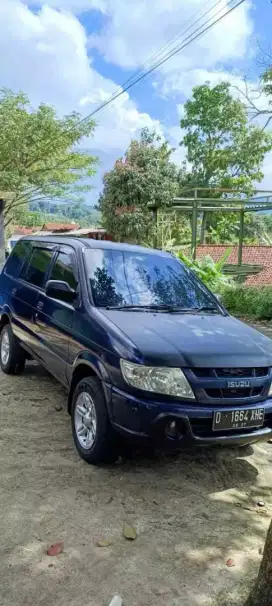 Terawat Isuzu Panther LV 2.5 Turbo Diesel Manual Warna Biru Tahun 2007