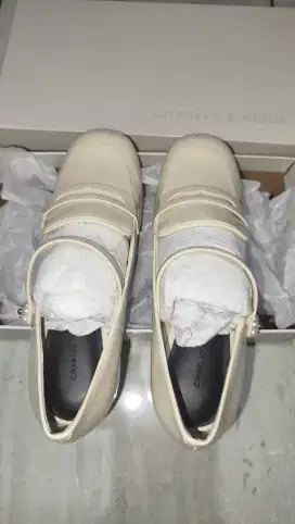Sepatu Charles and keith