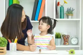 Mba momong anak cewe umur 2th tidak takut anjing (lucu)
