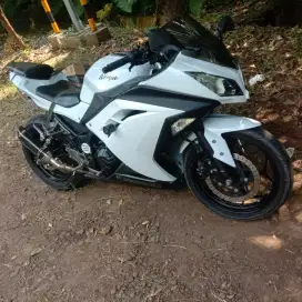 Kawasaki ninja 250 fi warna putih mulus