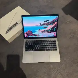 Macbook Pro Pro 2017 13 inch 8/512 Fullset Original
