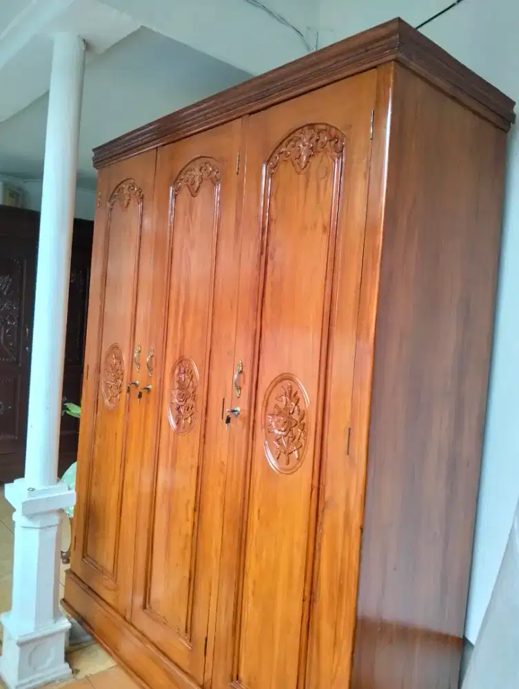Lemari 3 pintu kayu Jati lawas