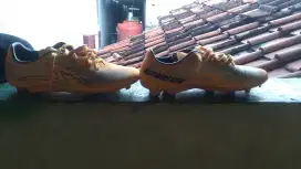 Sepatu bola specs accelerator