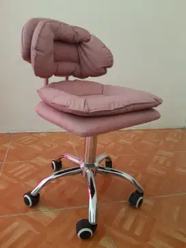 Kursi dengan roda